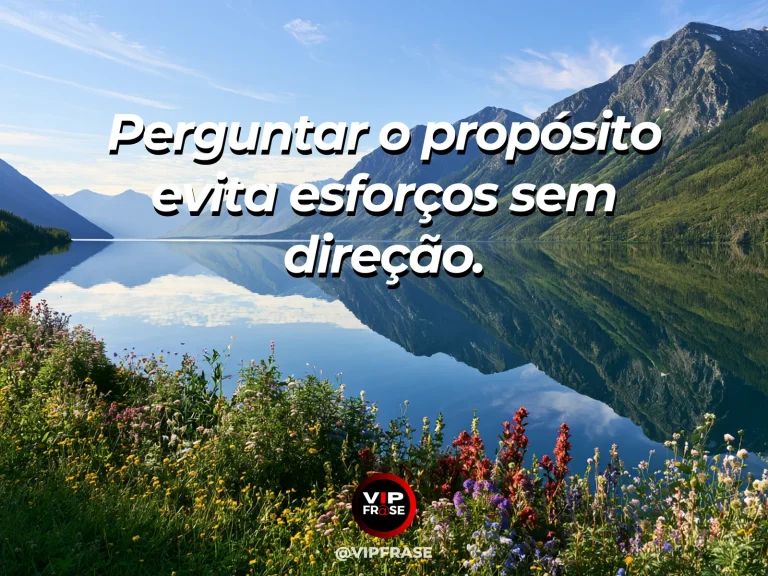 Frase de sabedoria sobre propósito antes de agir, com caderno liso e bússola sobre uma mesa em varanda com flores.