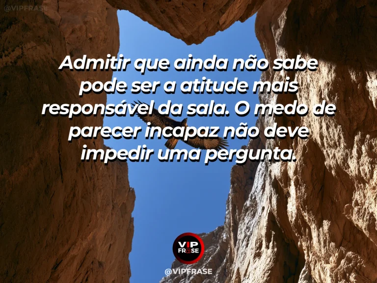 Mensagem de coragem sobre admitir dúvidas e buscar esclarecimento, com artesão corrige mosaico de azulejos em pátio ensolarado.