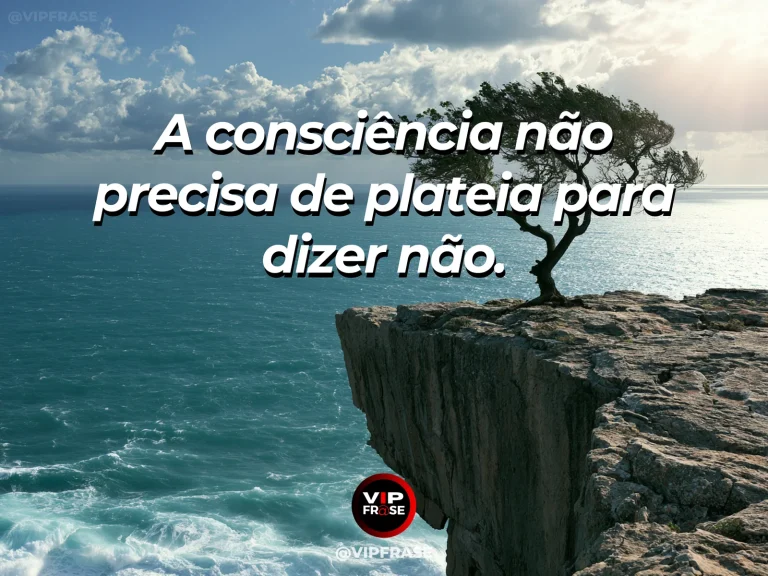 Arte com frase de coragem sobre consciência sem plateia, em cenário de oak tree on a vast green cliff above the clouds.