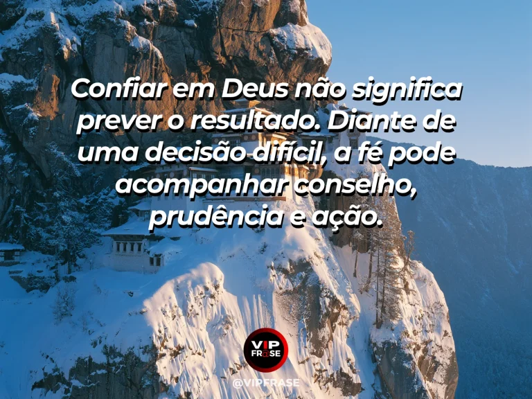 Frase sobre coragem e coragem, fé e discernimento, com cena de a modest stone chapel perched on a green mountain cliff under luminous blue skies.