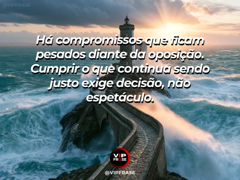 Frase sobre coragem e cumprir o que continua sendo justo, com cena de a centuries old lighthouse calmly holding its beam against ocean spray and dramatic clouds.