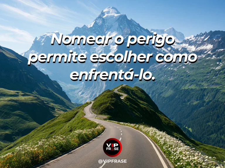 Mensagem sobre coragem para reconhecer o perigo, com um explorador identifica uma trilha segura diante de cânion envolto em neblina.