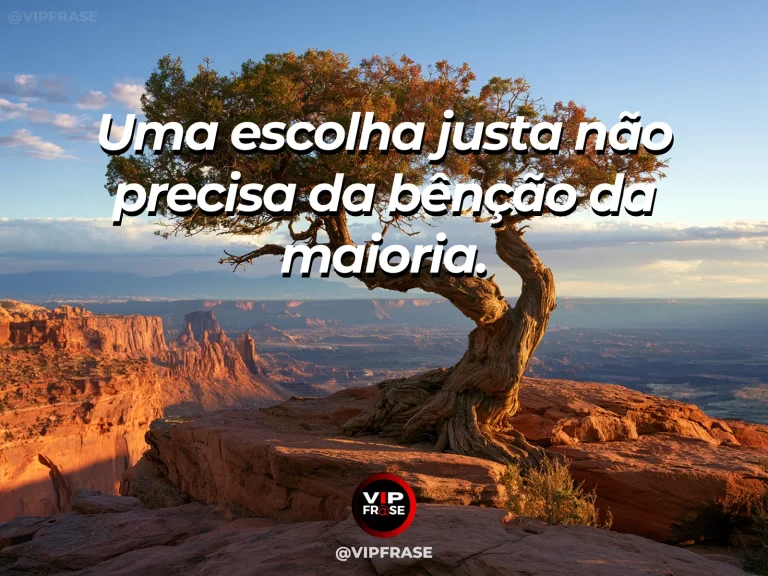 Frase sobre coragem e decidir sem aprovação, com cena de solitary old tree standing proud on a dramatic desert mesa under a blue sky.