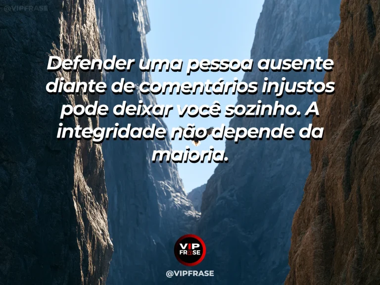 Arte com frase de coragem sobre defender a reputação de quem está ausente, em cenário de eagle flying freely above an expansive red canyon.