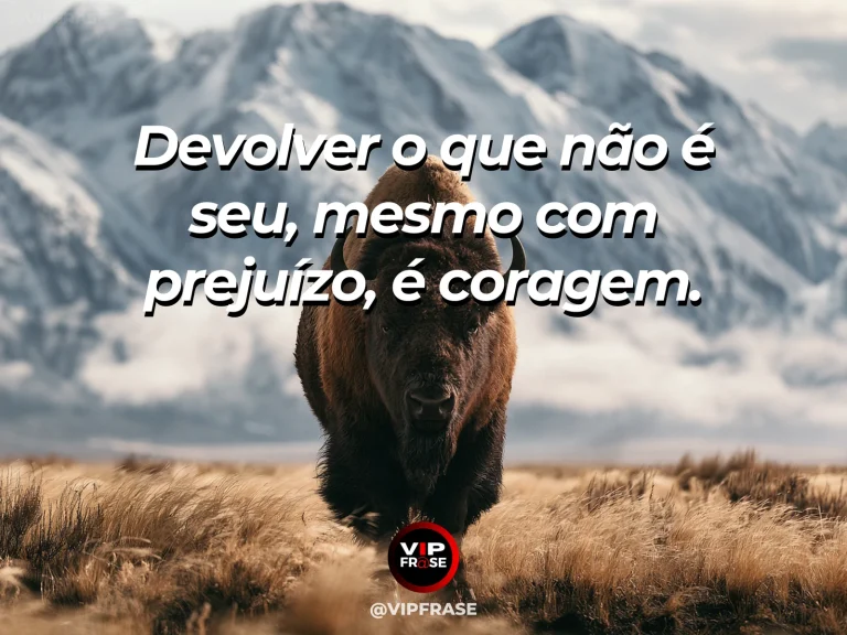 Mensagem de coragem e honestidade, com mão devolvendo uma chave sobre mesa de madeira.