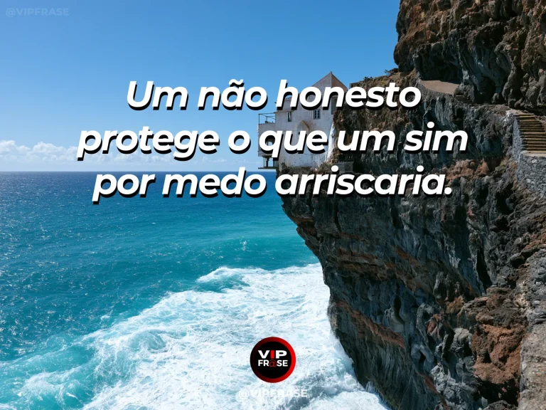 Mensagem de coragem para dizer não, com portão protegendo um jardim à beira-mar.