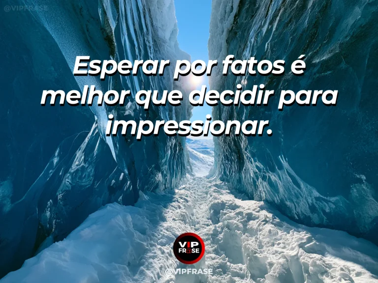 Frase sobre coragem e esperar antes de decidir, com cena de a calm snow leopard watching a distant passage from a secure snowy ridge.