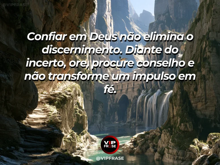 Mensagem de coragem sobre combinar fé em Deus com oração e discernimento, com pequena capela de pedra e caminho iluminado numa encosta.