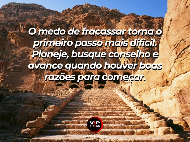 Mensagem de coragem para começar, com escadaria de pedra conduzindo a montanhas iluminadas.