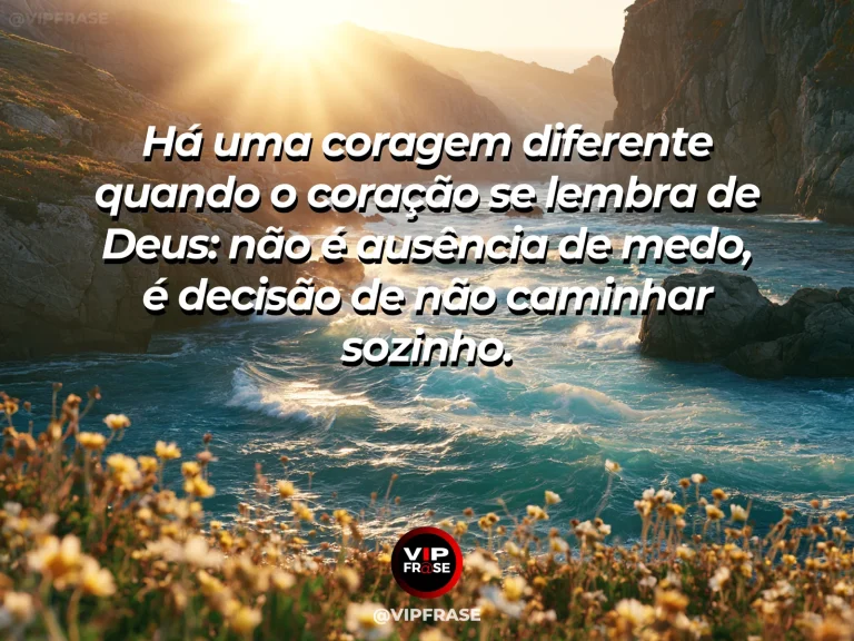 Frase sobre Deus com passarela elevada entre árvores altas recebendo luz dourada no fim do dia.