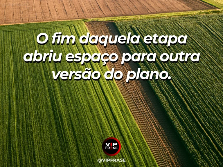 Mensagem de recomeço sobre transformar o plano de uma etapa encerrada, em plantas de papel sobre mesa de mármore com brotos floridos.