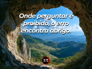 Frase de sabedoria sobre liberdade de fazer perguntas, com porta de biblioteca aberta para jardim iluminado.