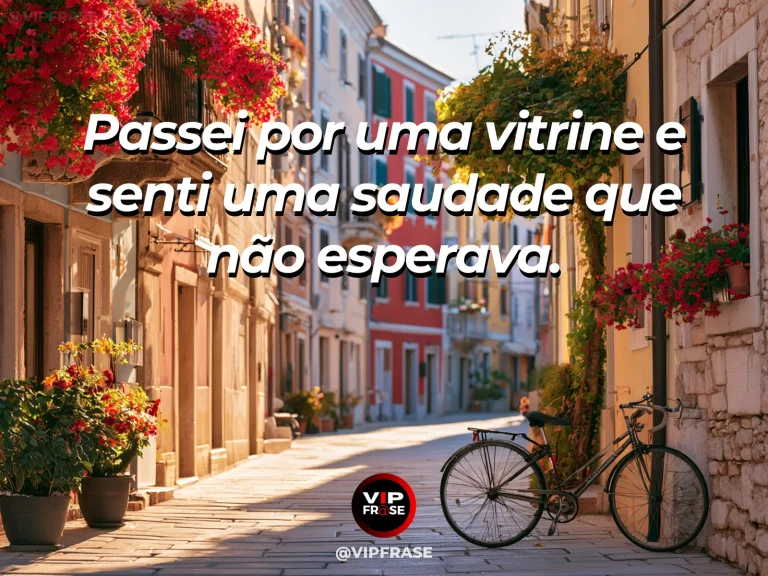 Mensagem de saudade sobre a falta que chega de surpresa, com vitrine florida refletindo uma rua movimentada.