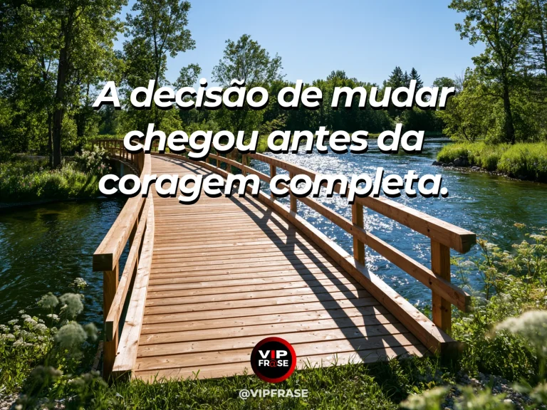 Mensagem sobre coragem de mudar em ponte de pedra sobre riacho.