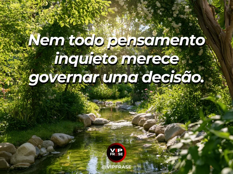 Arte com frase de paz sobre decisões sem se render à inquietação, em cenário de caminho de pedras entre margaridas e árvores altas.