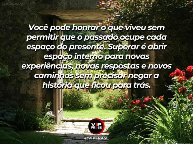 Mensagem de superação em porta de uma construção antiga aberta para jardim vivo e ensolarado, sugerindo espaço para novas experiências.