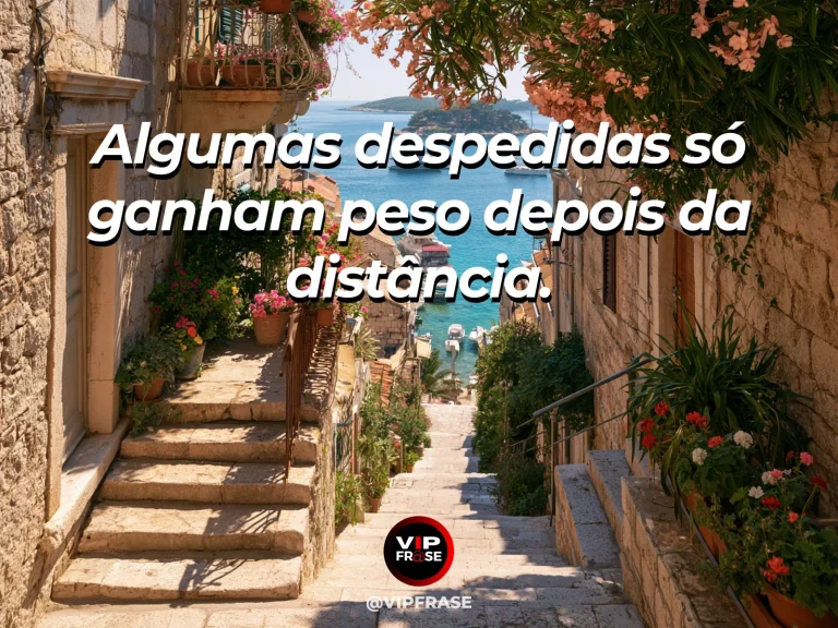 Frase sobre saudade com porta entreaberta com trepadeiras floridas e luz suave.
