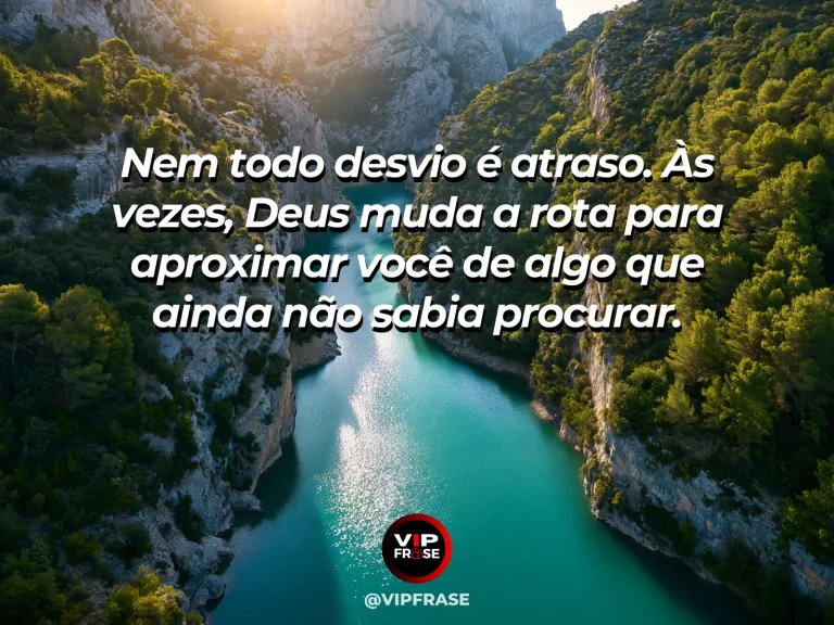 Frase sobre Deus com desfiladeiro verde com rio azul seguindo por uma rota inesperada, vista de drone.