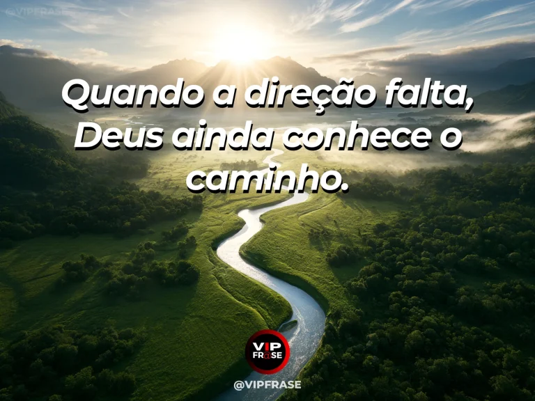 Frase sobre Deus com estrada sinuosa entre montanhas verdes vista do alto, raios de sol indicando o horizonte.