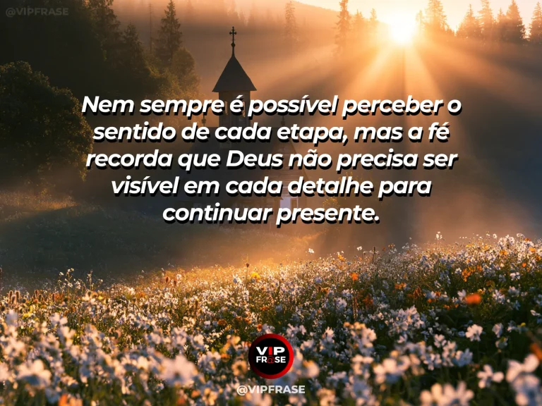Frase de fé com planície verde sob nuvens abertas por raios de luz sobre a paisagem.