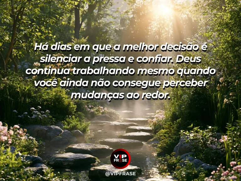 Mensagem sobre confiar em Deus no silêncio, com trilha iluminada em floresta verde.