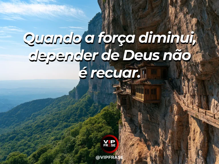 Mensagem de força sobre deus e a força que permanece, com santuário de pedra erguido na encosta rochosa sob céu azul.