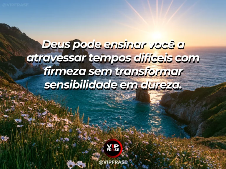 Frase sobre Deus com flores delicadas crescendo entre rochas fortes junto ao mar, luz suave e cores vivas.