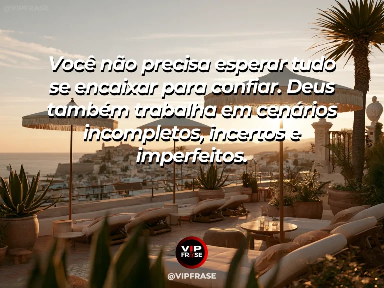 Frase sobre Deus com terraço incompleto porém elegante com plantas, céu aberto e luz dourada entrando.