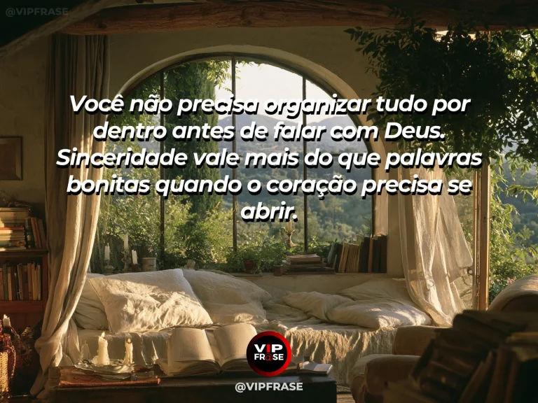 Frase sobre Deus com caderno aberto sem escrita sobre mesa de madeira junto a janela para um jardim, com luz suave.