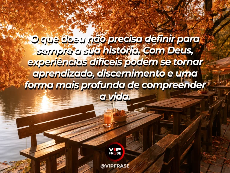Frase sobre Deus com árvore antiga e saudável brotando flores depois de uma área marcada pelo tempo, luz de fim de tarde.