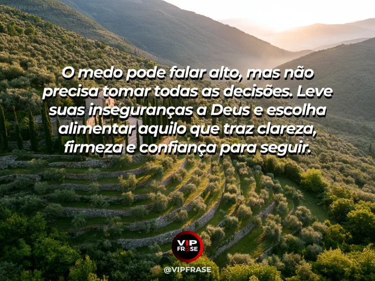 Mensagem sobre Deus com passarela suspensa segura acima de vale verde.