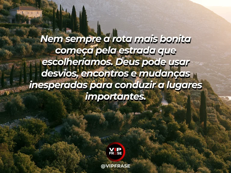 Frase sobre Deus com estrada costeira sinuosa vista por drone entre penhascos e mar azul intenso.