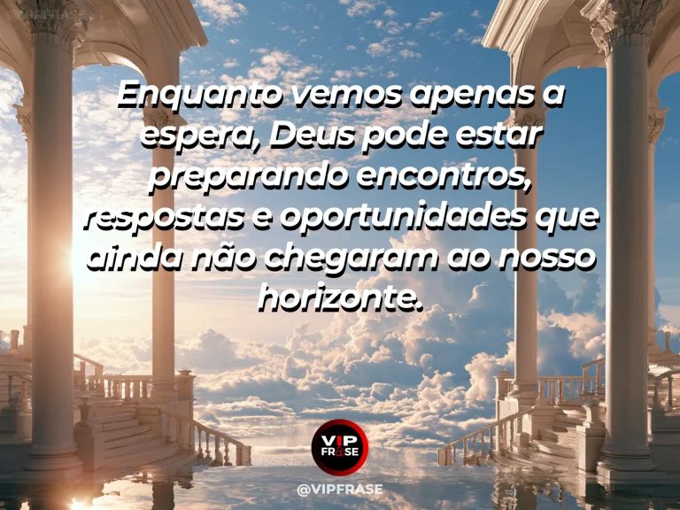 Mensagem sobre Deus preparar o que ainda não vemos com paisagem surgindo da névoa.