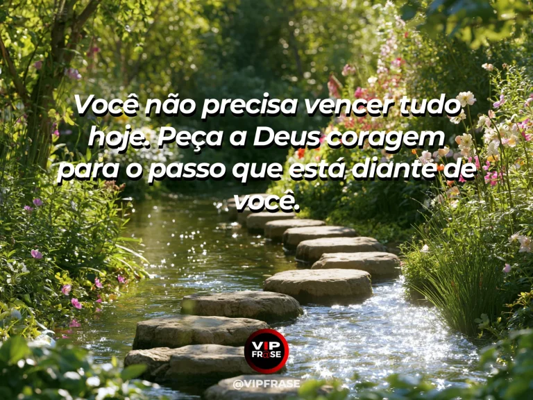 Frase sobre Deus com escadaria de pedra subindo uma colina verde sob céu vibrante, luz no topo.