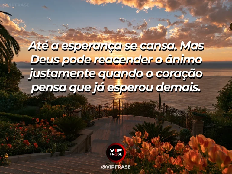 Frase sobre Deus com céu rosado sobre campo verde depois de uma chuva leve, com arco-íris muito sutil.