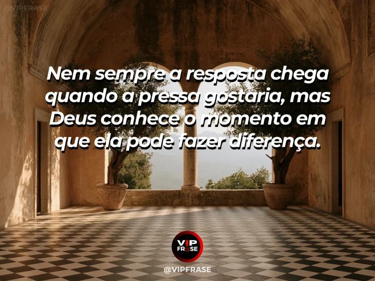 Frase sobre Deus com relógio de sol natural formado por luz entre colunas antigas e jardim mediterrâneo, sem relógio literal.