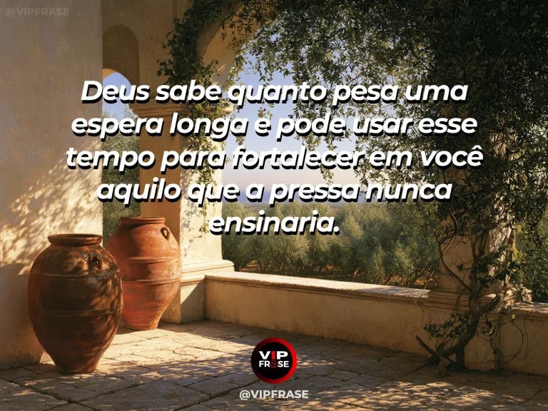 Arte sobre deus sabe o peso de cada espera, com árvore antiga de raízes fortes iluminada pelo entardecer.
