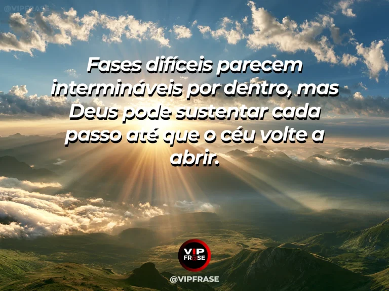 Frase sobre Deus com céu de tempestade se abrindo sobre campo verde com feixe dourado iluminando a paisagem.