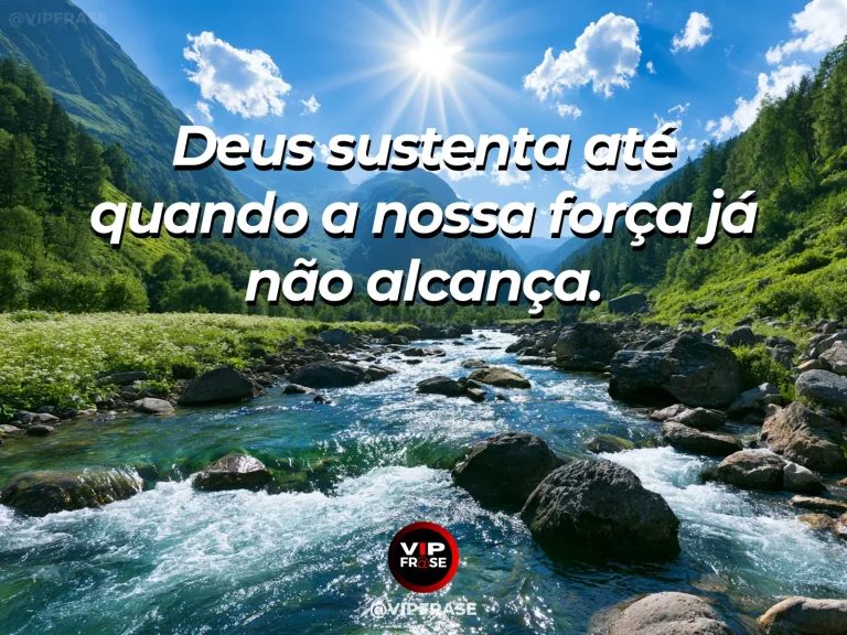 Frase sobre Deus com penhasco firme diante do mar ao amanhecer, ondas fortes e luz dourada rompendo as nuvens.