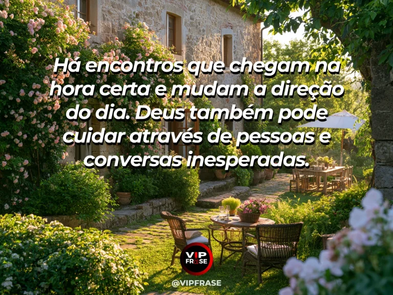 Frase sobre Deus com pátio mediterrâneo ensolarado com duas cadeiras e mesa pequena entre flores coloridas, sem pessoas.