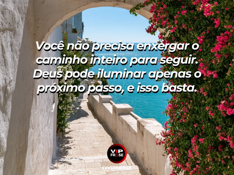 Frase sobre Deus com passarela de madeira atravessando um lago azul entre montanhas, desaparecendo em névoa clara.