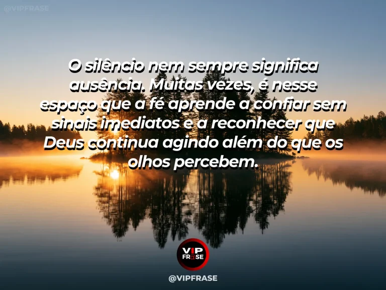 Mensagem de fé sobre confiança em Deus no silêncio, com praia tranquila na maré baixa ao amanhecer.