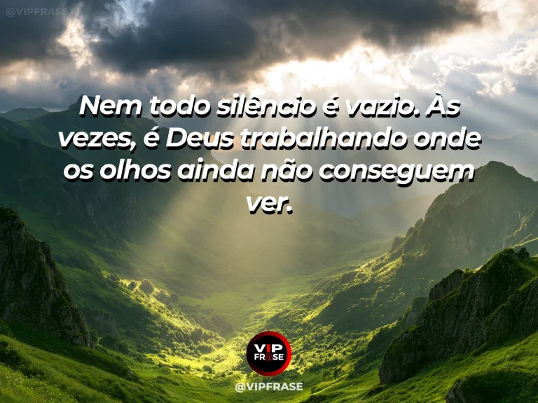 Frase sobre Deus com amanhecer dourado atravessando a névoa em um vale alpino, com montanhas iluminadas ao fundo.