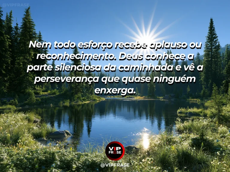 Frase sobre Deus com trilha longa subindo montanha ao amanhecer, marcas de passos na terra e cume iluminado.