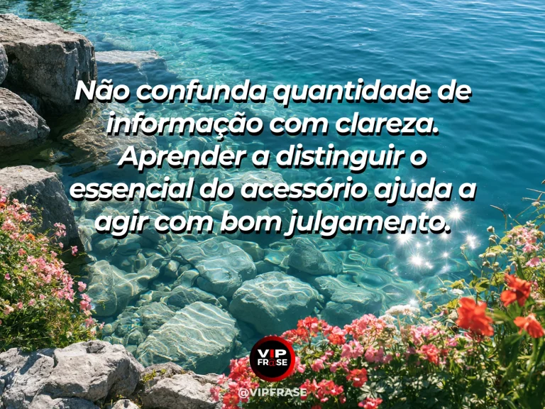 Mensagem de sabedoria sobre distinguir informação de clareza, com prisma de vidro lançando faixa de luz sobre mesa.