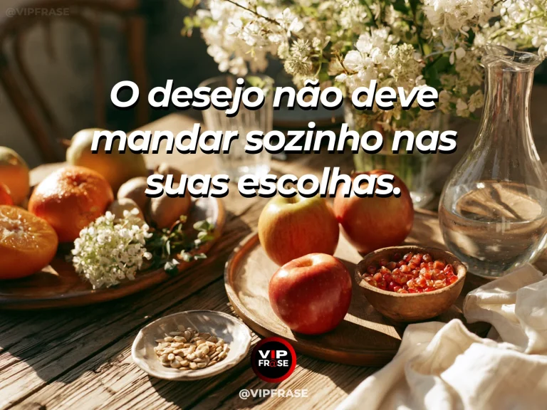 Mensagem de sabedoria sobre discernir antes de desejar, com duas maçãs em mesa de madeira com flores.