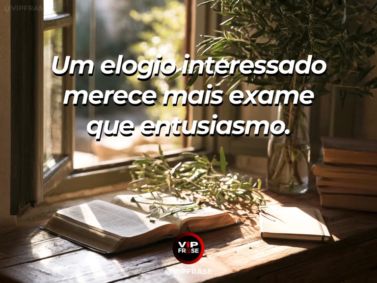 Mensagem de sabedoria sobre examinar um elogio, com flor vistosa refletida em pequeno espelho sobre madeira.