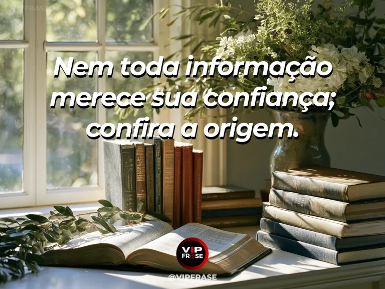 Mensagem de sabedoria sobre discernimento diante de informações, com lupa e caderno sem escrita sobre mesa junto à janela.