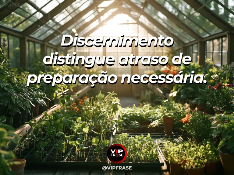Frase de sabedoria sobre diferença entre espera e atraso, com mudas jovens em vasos e uma árvore já desenvolvida em jardim iluminado.