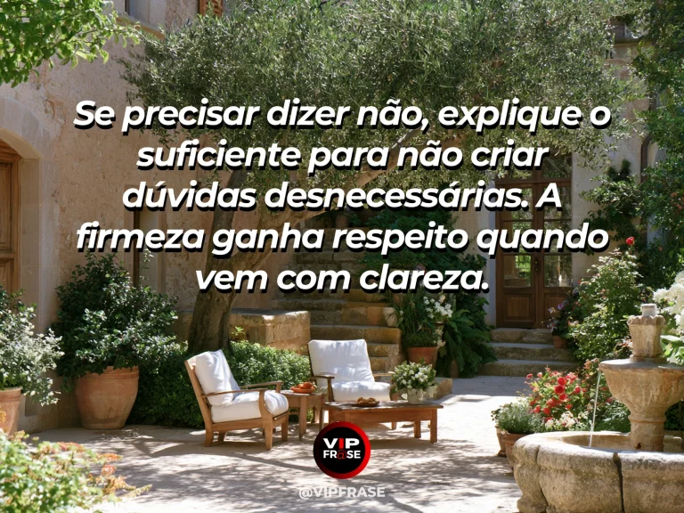 Frase de sabedoria sobre clareza na hora de recusar, com cerca baixa elegante com portão claro junto a rosas vivas.